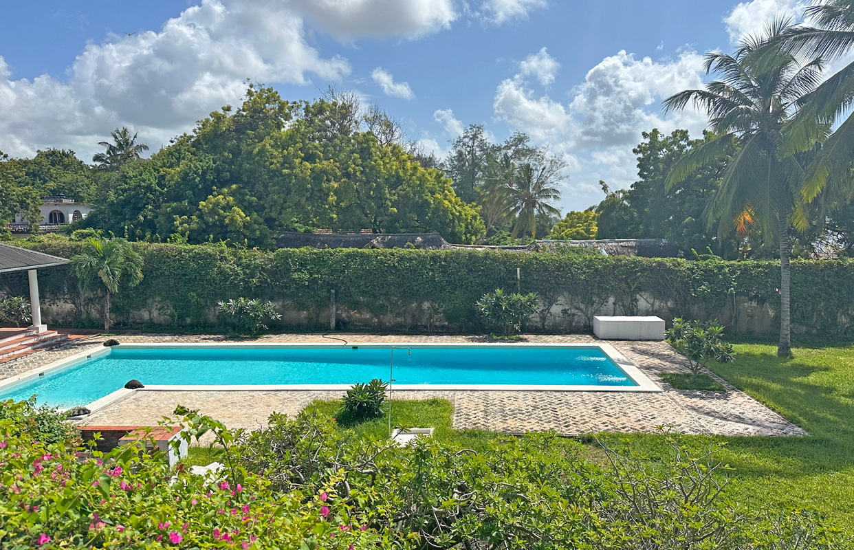 BEAUTIFUL 5 BEDROOM BEACHFRONT HOUSE IN MALINDI FOR SALE