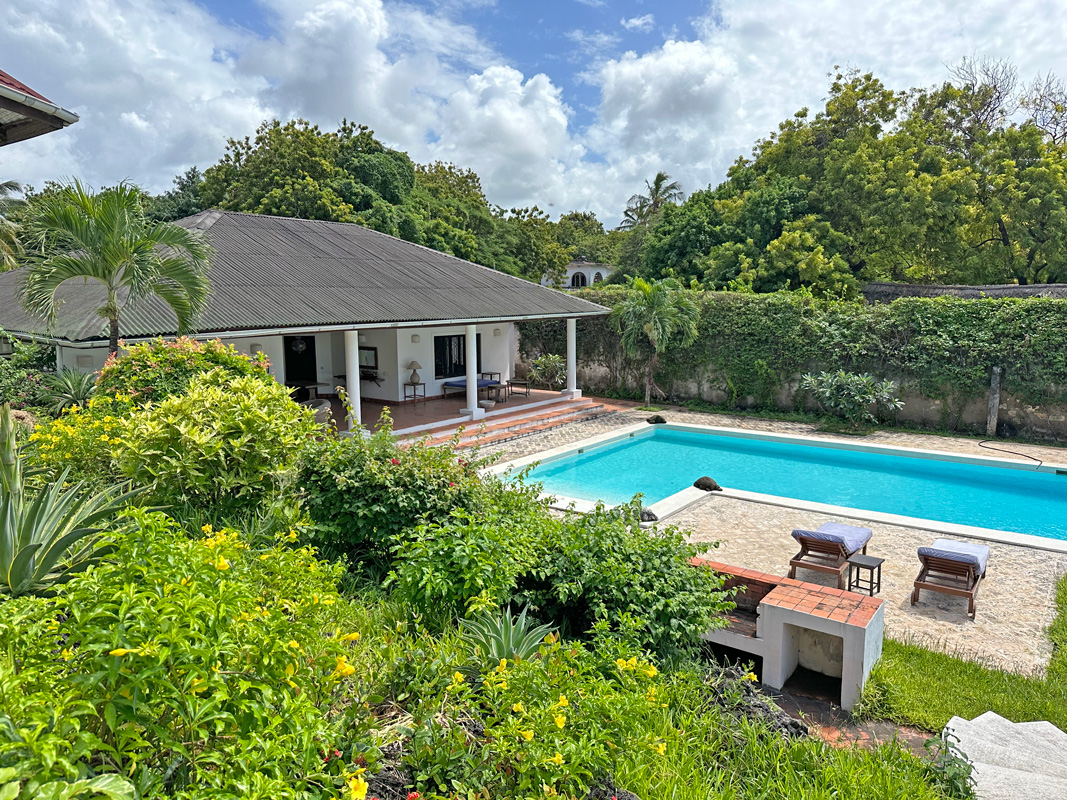 BEAUTIFUL 5 BEDROOM BEACHFRONT HOUSE IN MALINDI FOR SALE