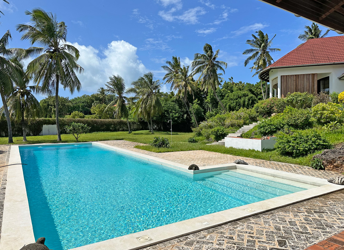 BEAUTIFUL 5 BEDROOM BEACHFRONT HOUSE IN MALINDI FOR SALE