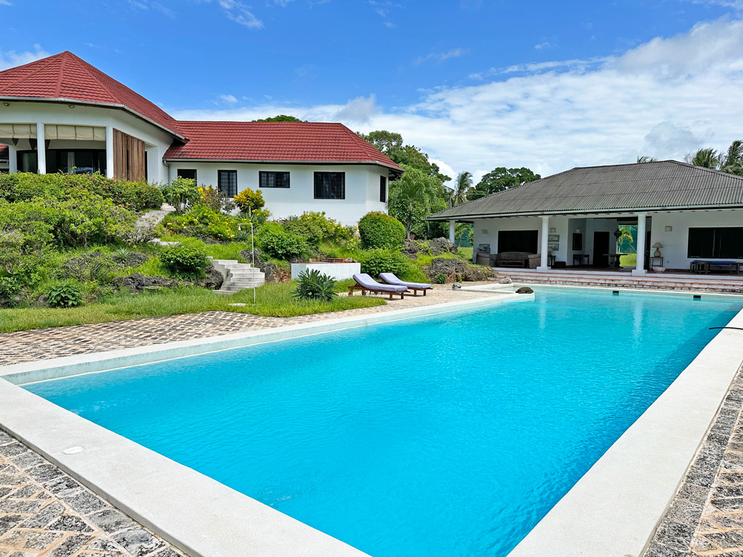 BEAUTIFUL 5 BEDROOM BEACHFRONT HOUSE IN MALINDI FOR SALE