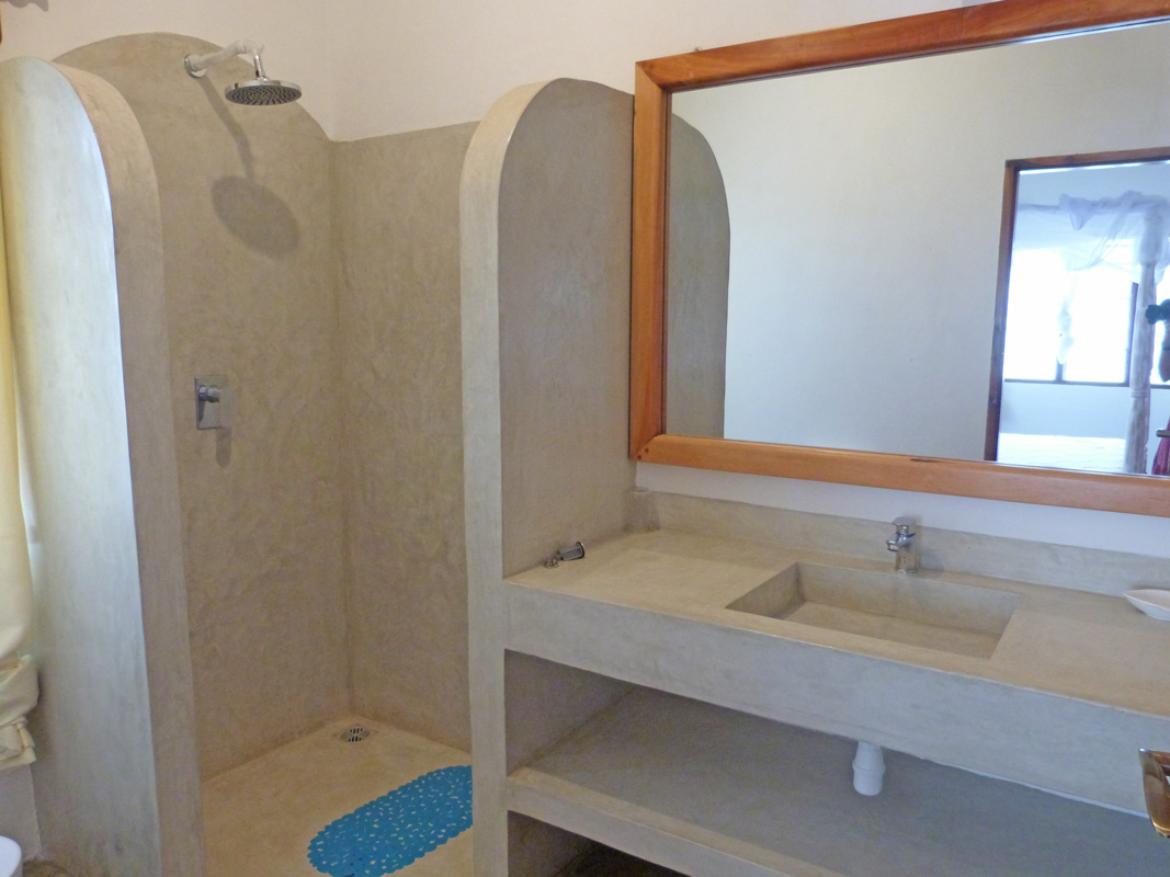 LOVELY THREE BEDROOM HOUSE WITH SWIMMING POOL