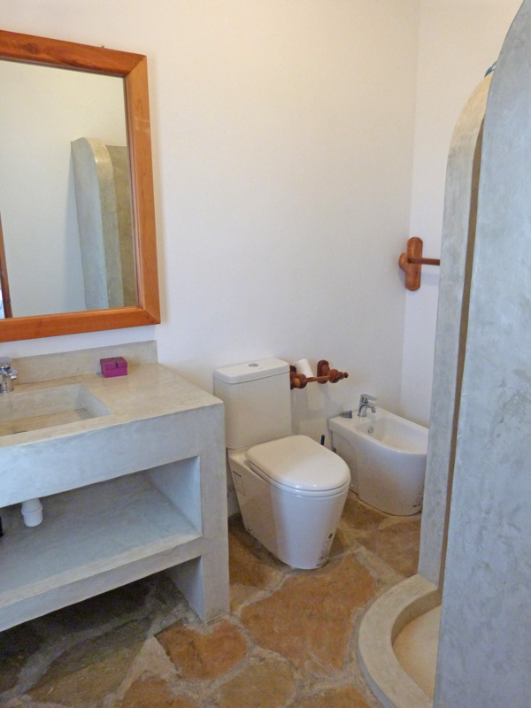 LOVELY THREE BEDROOM HOUSE WITH SWIMMING POOL