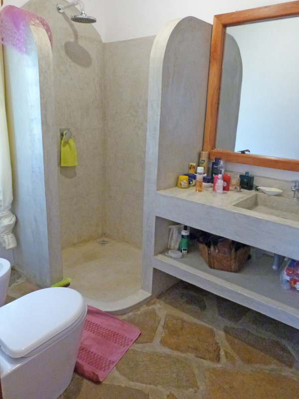 LOVELY THREE BEDROOM HOUSE WITH SWIMMING POOL