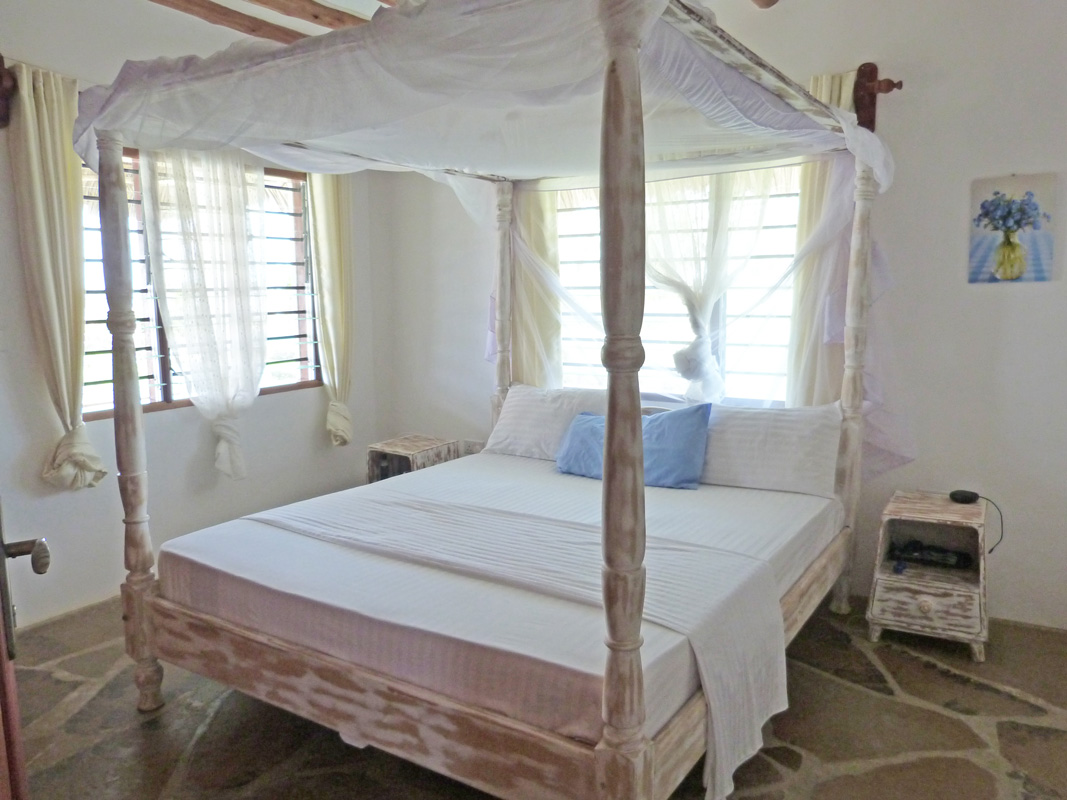 LOVELY THREE BEDROOM HOUSE WITH SWIMMING POOL