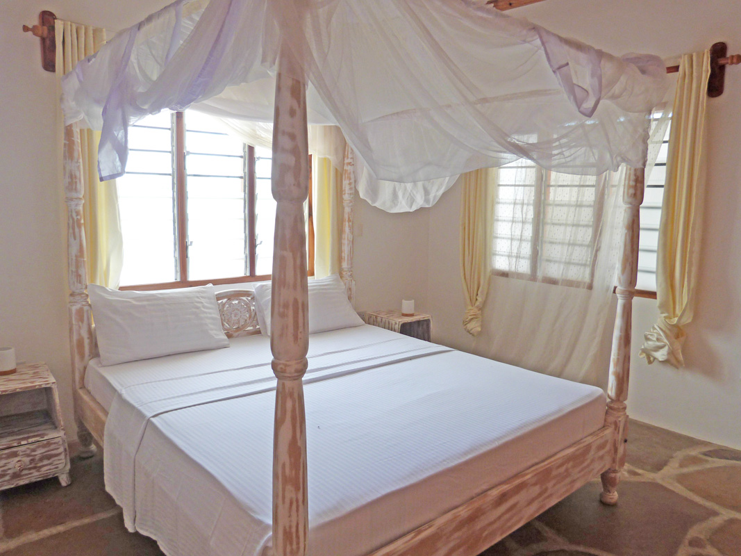 LOVELY THREE BEDROOM HOUSE WITH SWIMMING POOL