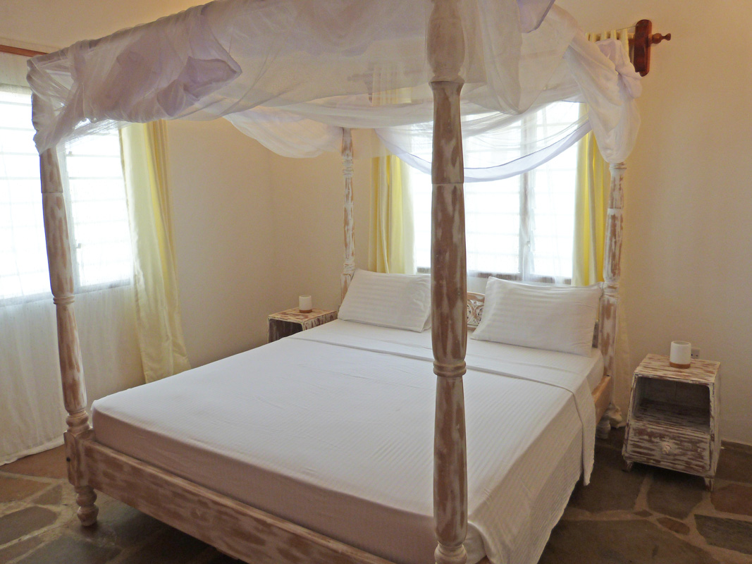 LOVELY THREE BEDROOM HOUSE WITH SWIMMING POOL
