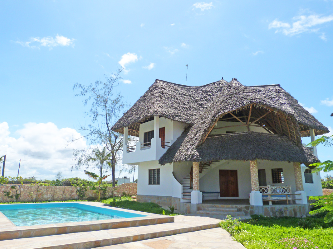 LOVELY THREE BEDROOM HOUSE WITH SWIMMING POOL