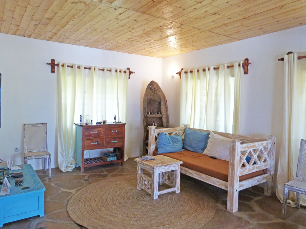 LOVELY THREE BEDROOM HOUSE WITH SWIMMING POOL