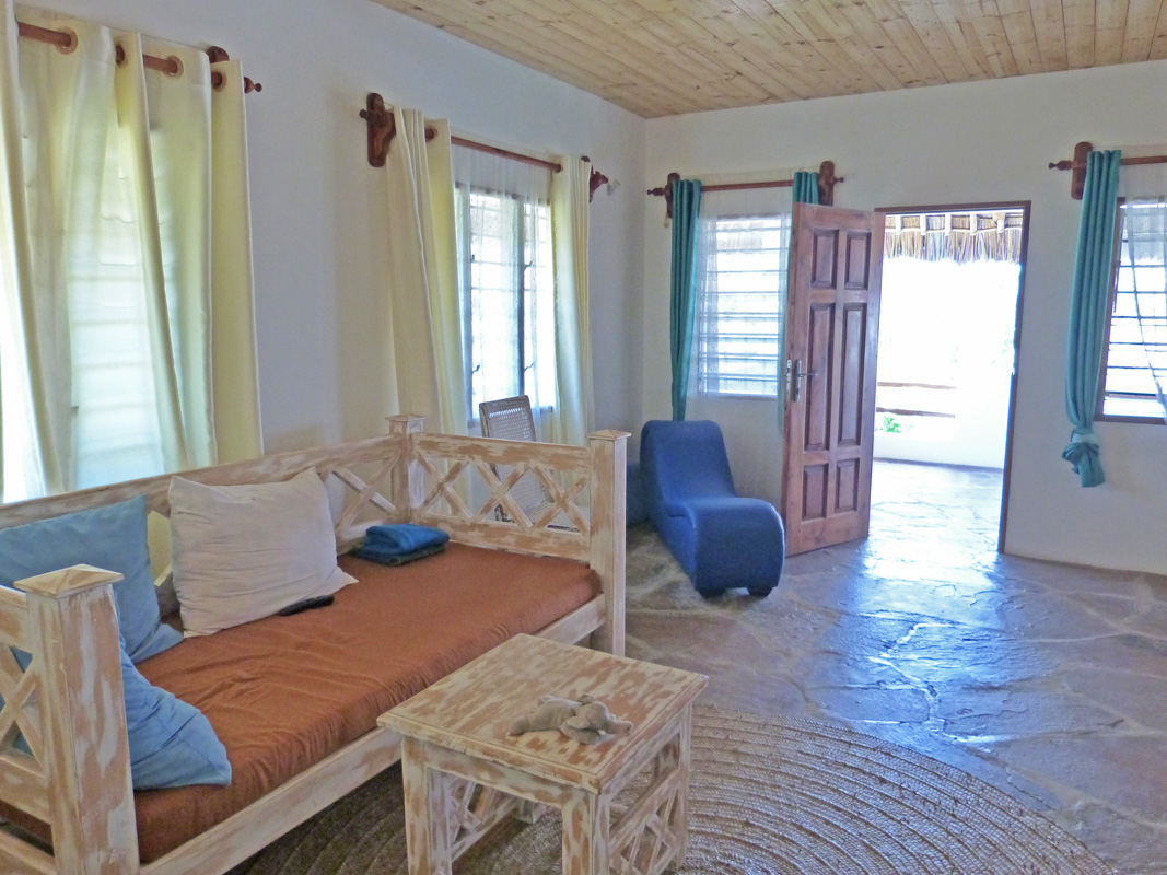 LOVELY THREE BEDROOM HOUSE WITH SWIMMING POOL