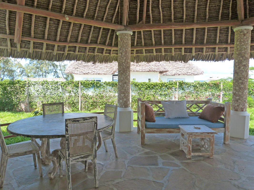 LOVELY THREE BEDROOM HOUSE WITH SWIMMING POOL