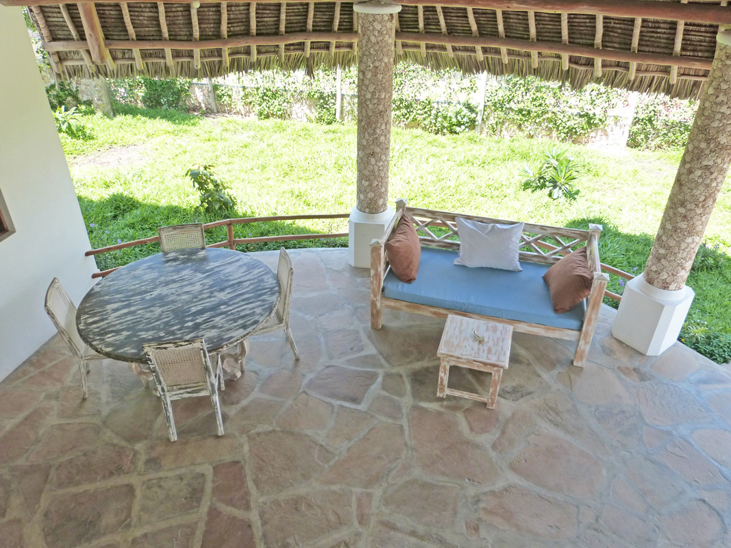 LOVELY THREE BEDROOM HOUSE WITH SWIMMING POOL