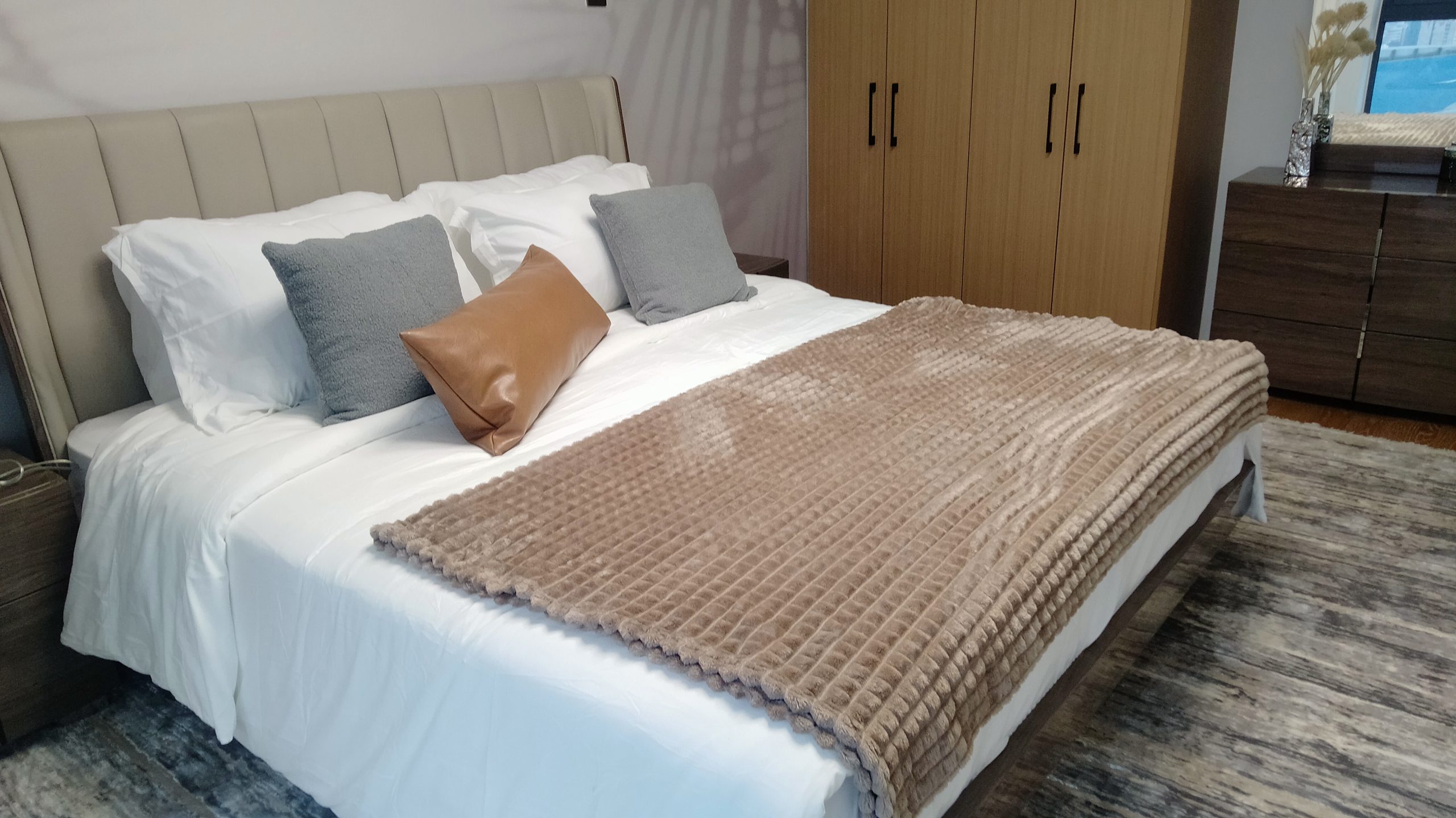 A modern urban living and exquisite 2-bedroom apartment