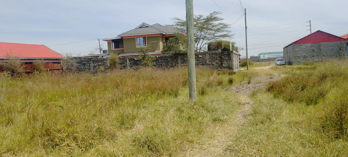 A prime 0.894-acre(90×40) plot located in this fast growing area