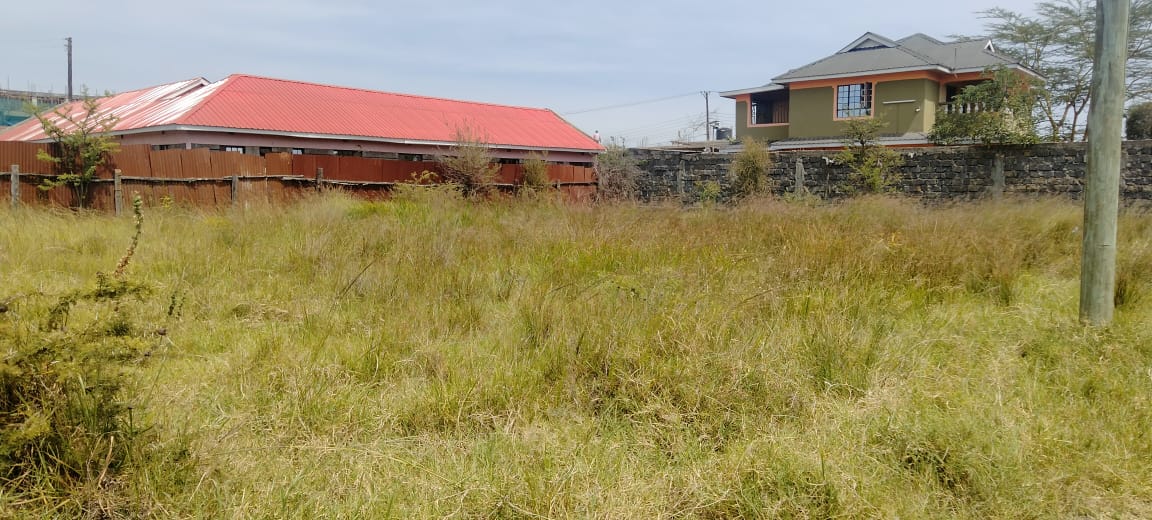 A prime 0.894-acre(90×40) plot located in this fast growing area