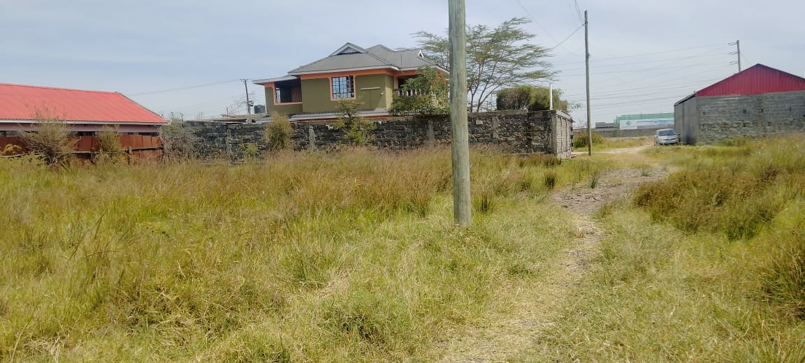 A prime 0.894-acre(90×40) plot located in this fast growing area