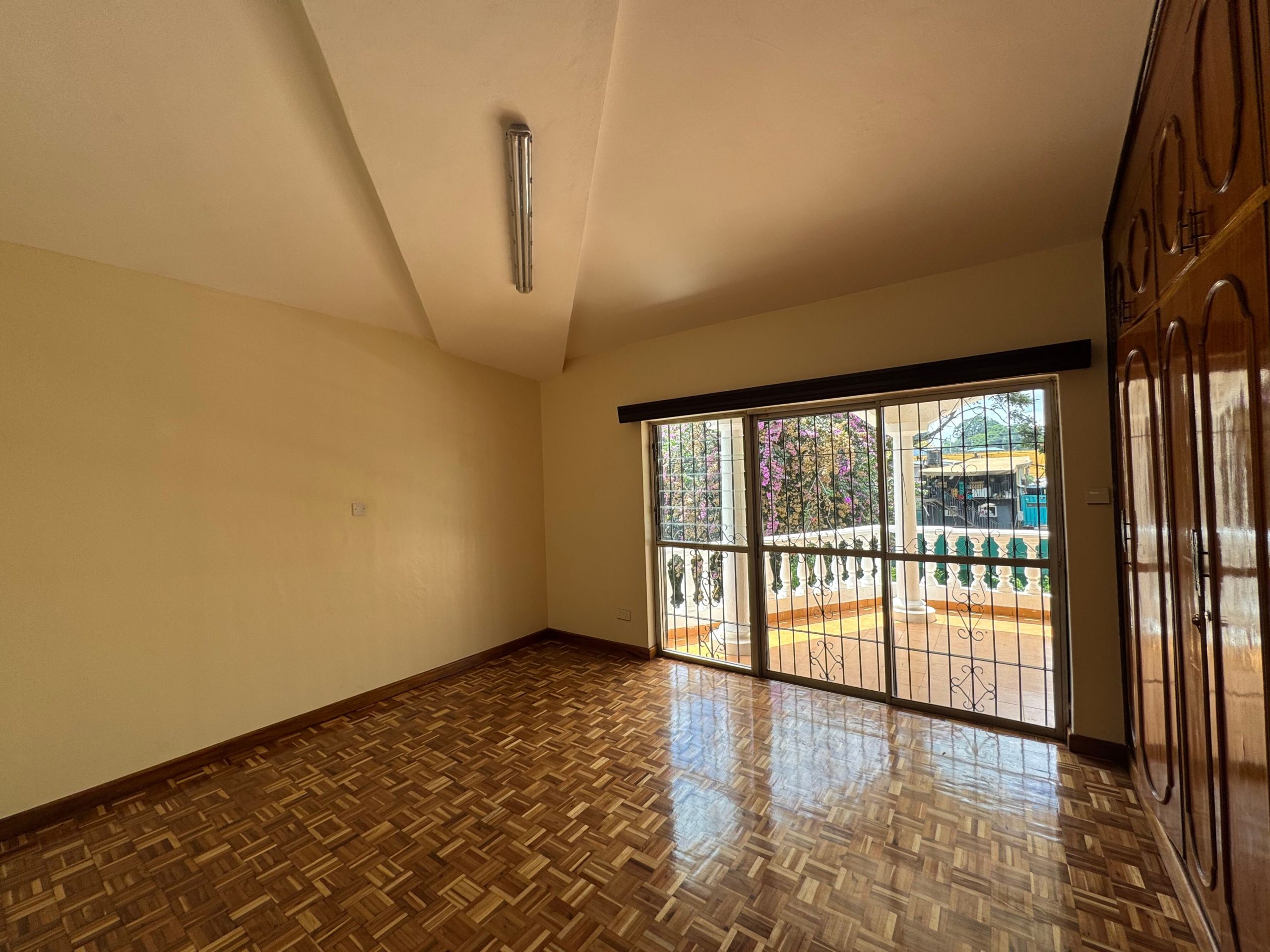 5- bedroom ambassadorial residence
