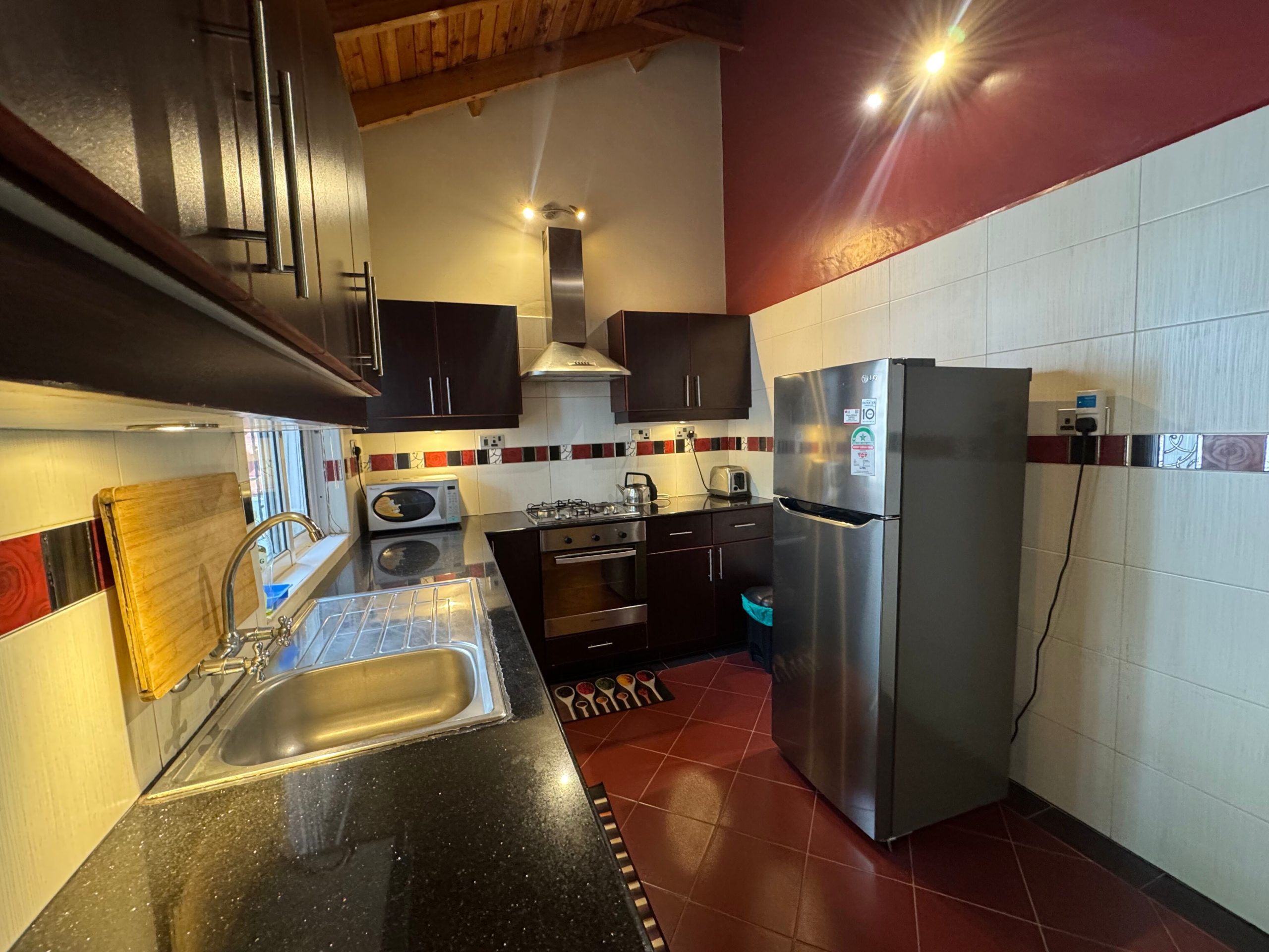 This cozy 2 bedroom furnished cottage located in Runda