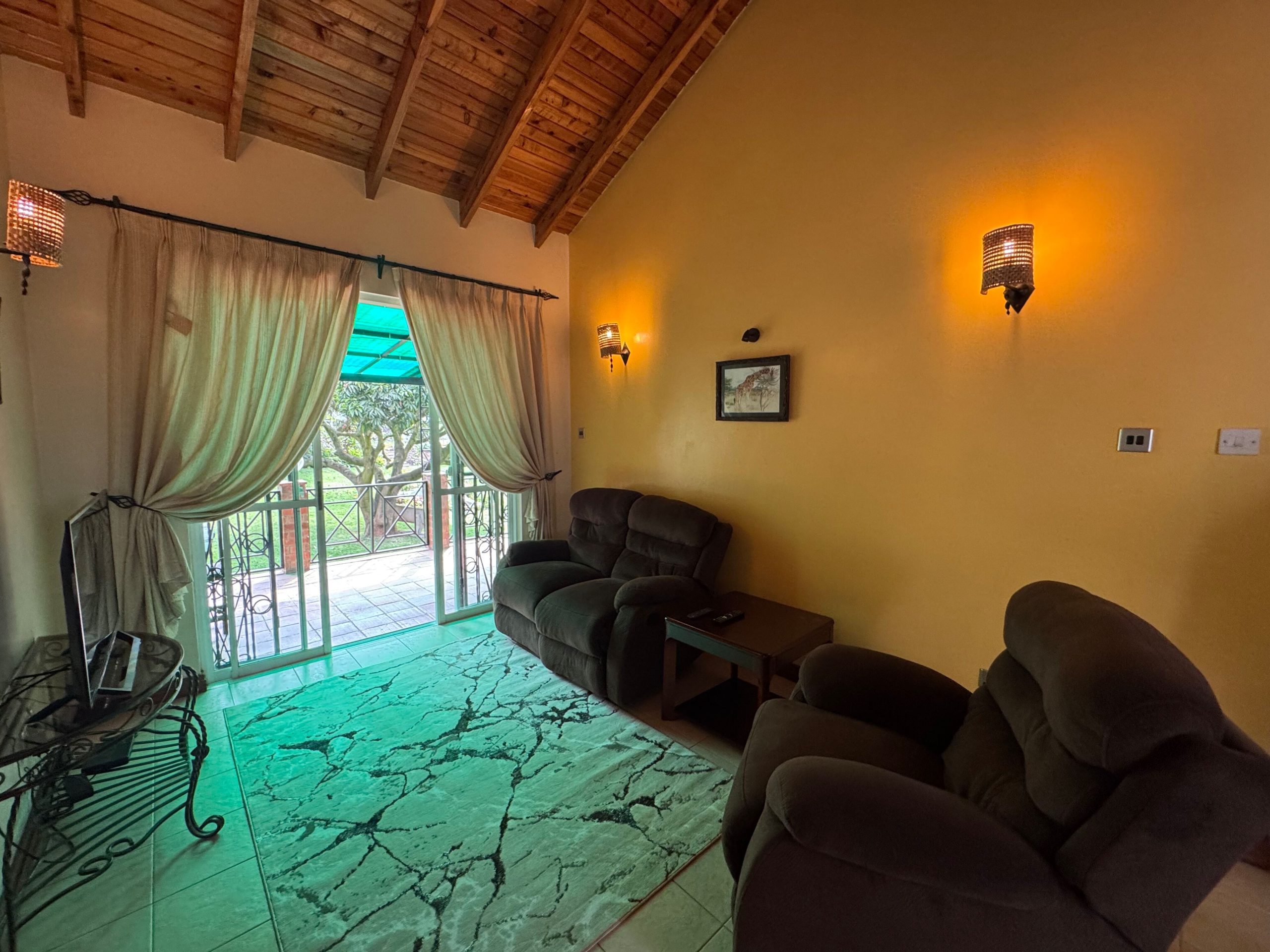 This cozy 2 bedroom furnished cottage located in Runda