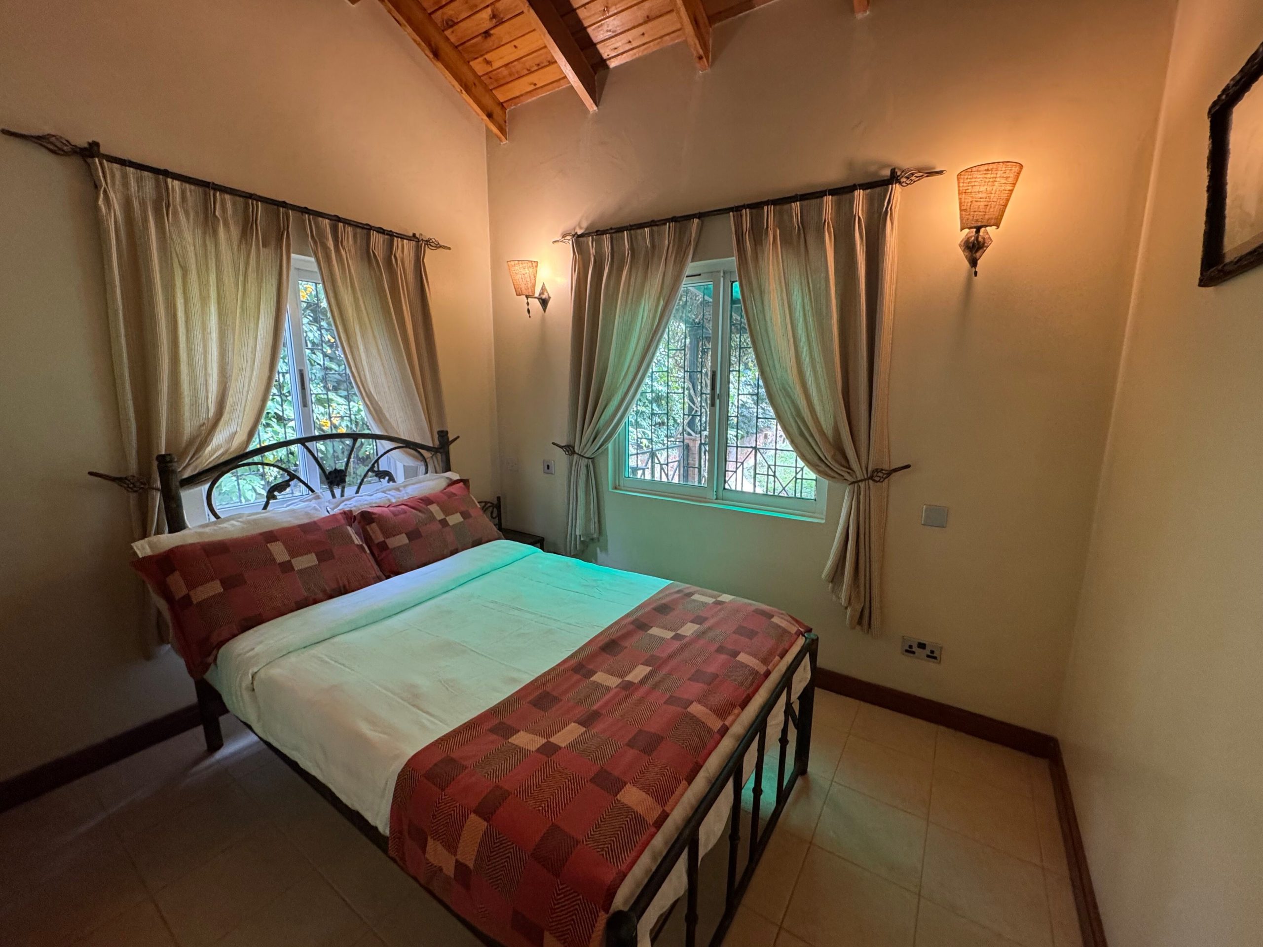 This cozy 2 bedroom furnished cottage located in Runda