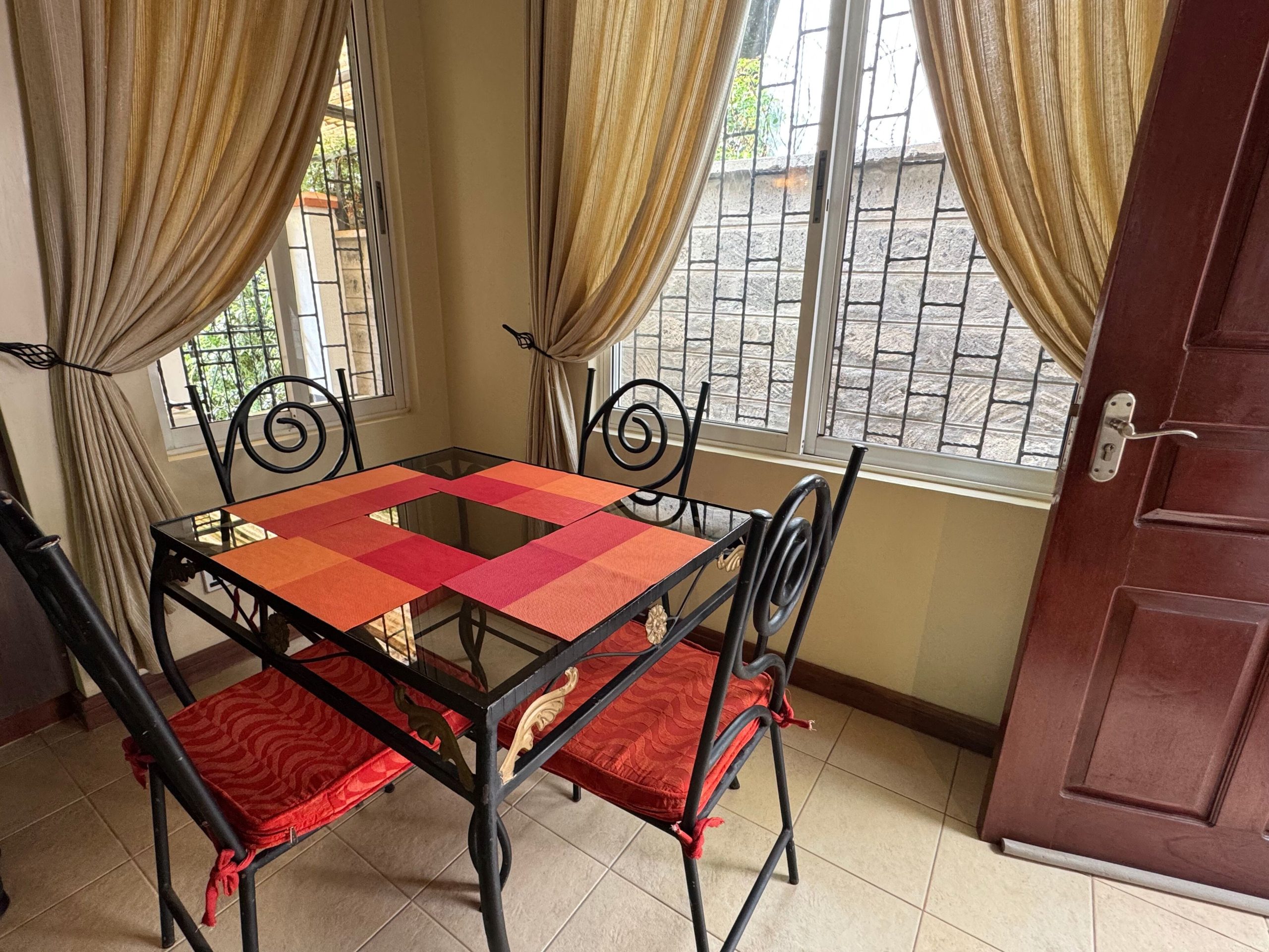This cozy 2 bedroom furnished cottage located in Runda