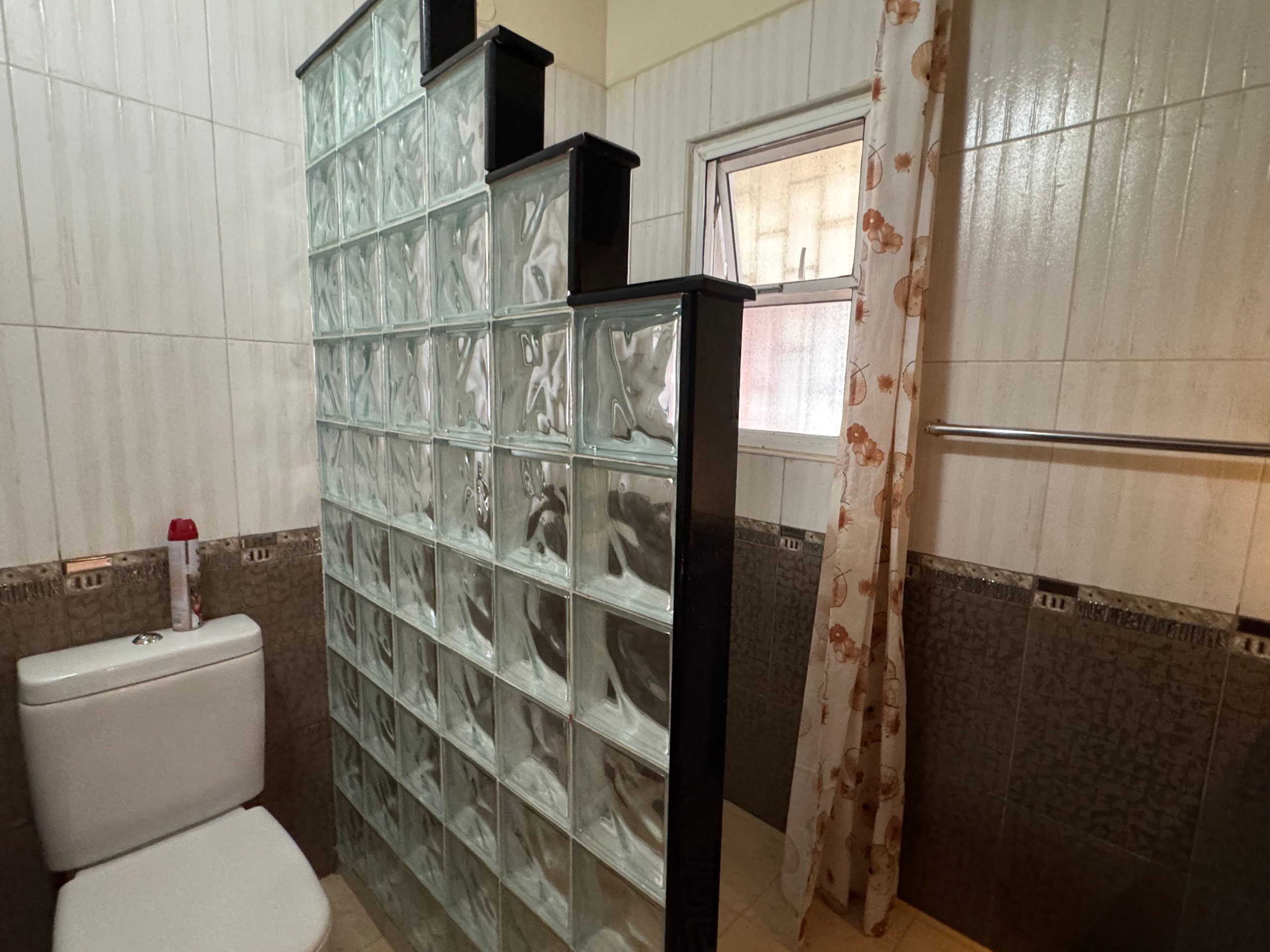 This cozy 2 bedroom furnished cottage located in Runda