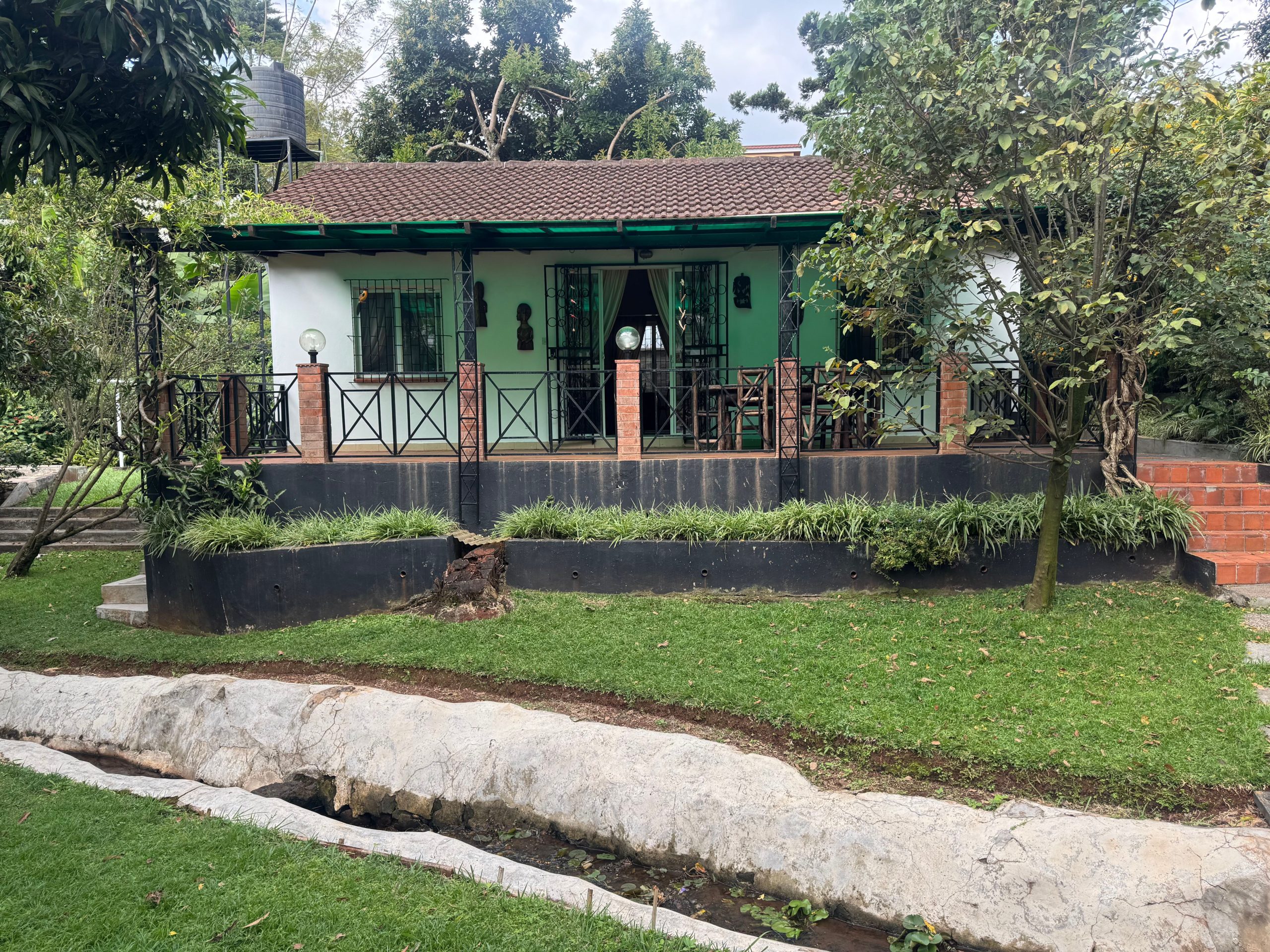 This cozy 2 bedroom furnished cottage located in Runda