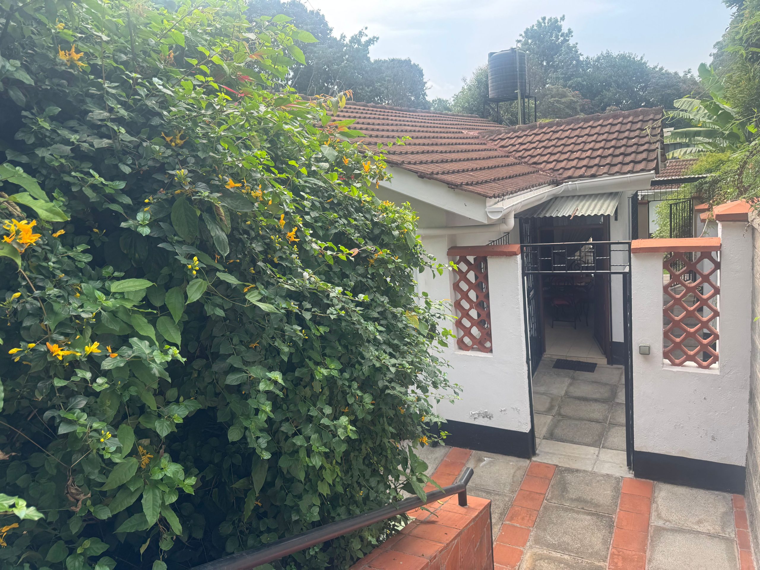 This cozy 2 bedroom furnished cottage located in Runda