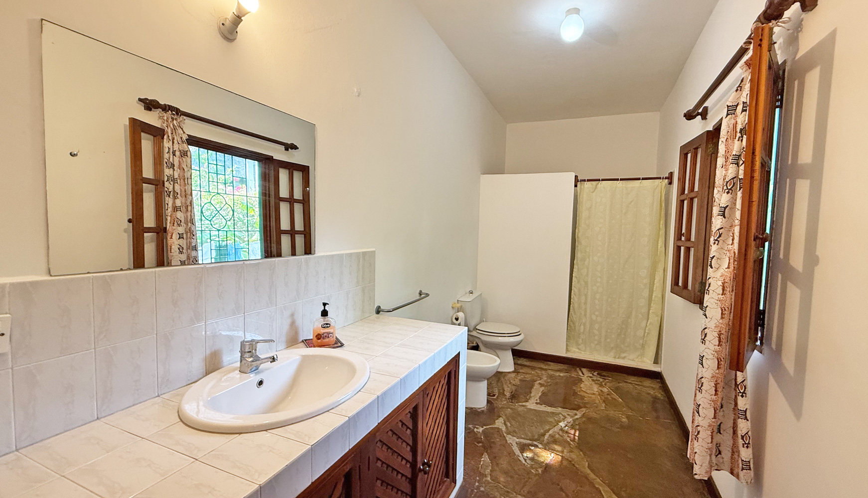 3 BEDROOM BUNGALOW CLOSE TO PRAWNS LAKE