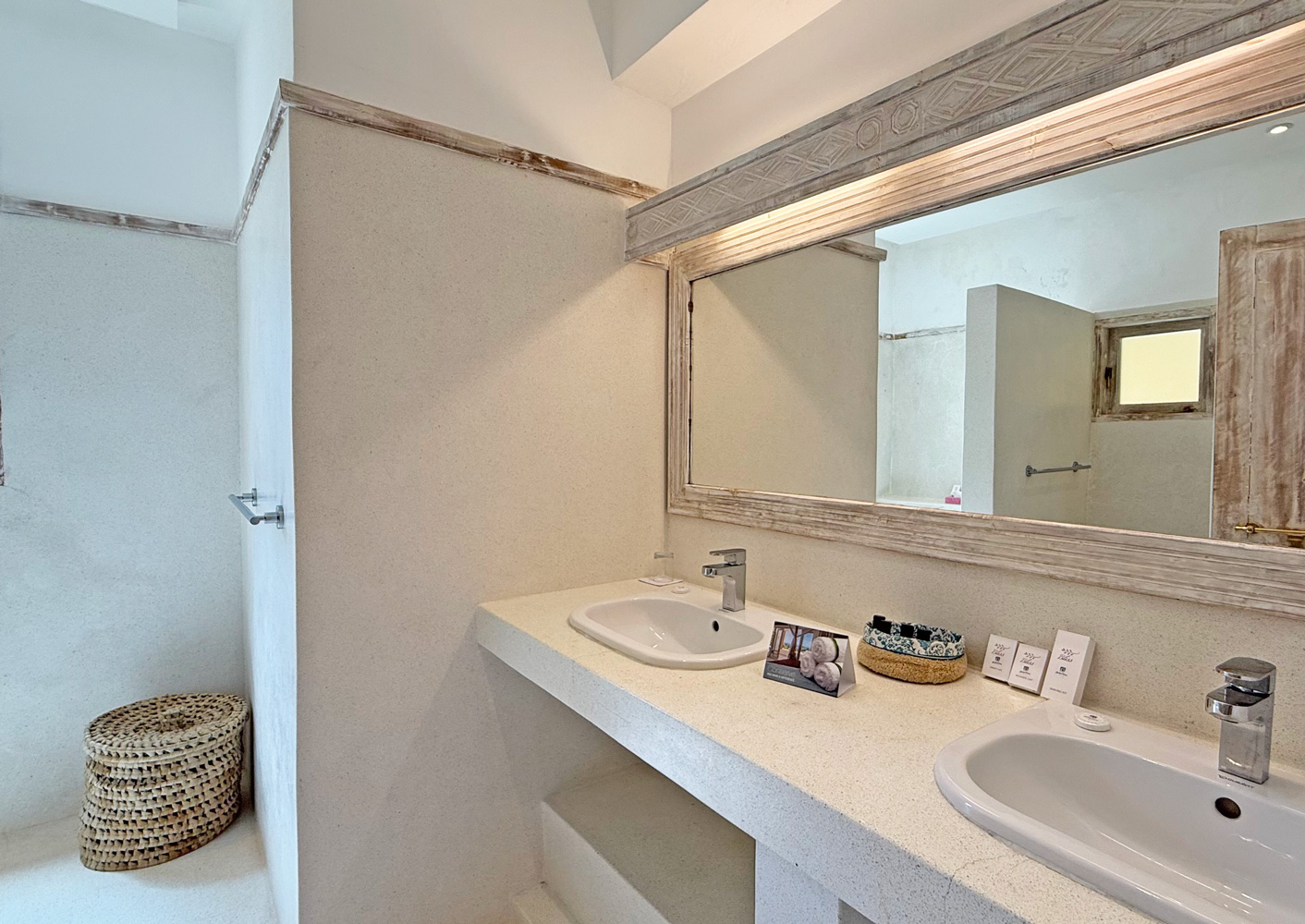 SPECTACULAR 4 BEDROOM BEACH VILLA IN MEDINA PALMS FOR SALE