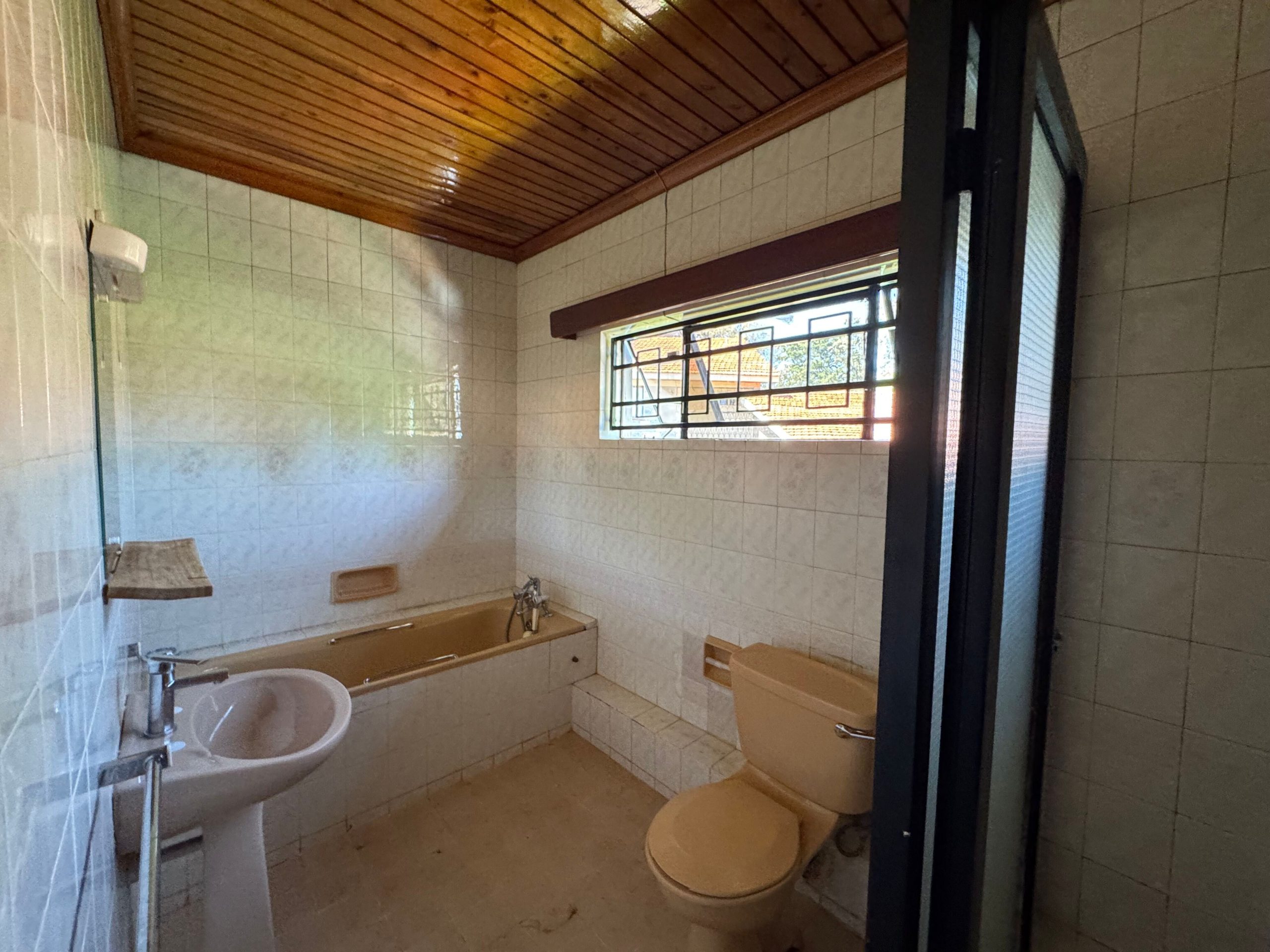 Elegant and Spacious Family Home for sale in Nyari.