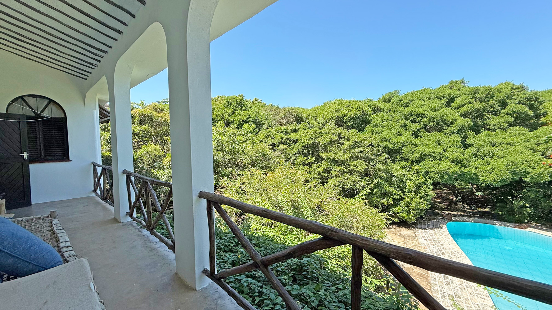2nd row, 4 bedroom home close to public beach access road WATAMU SOUTH