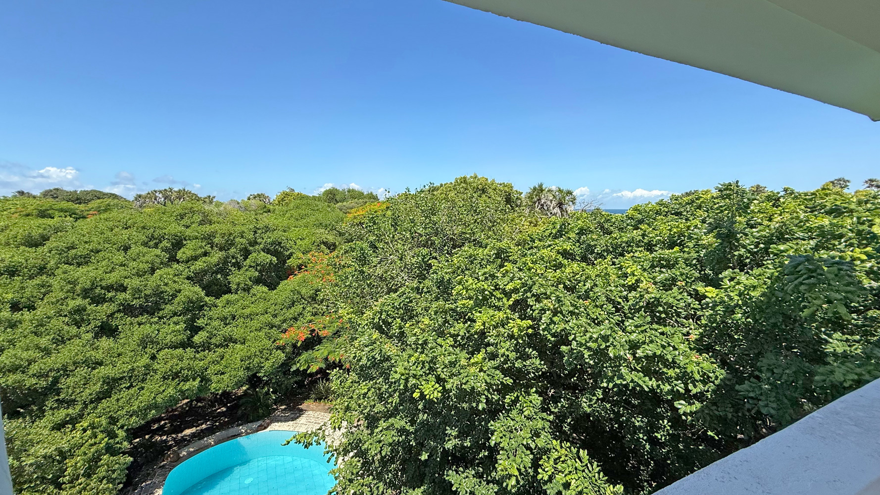 2nd row, 4 bedroom home close to public beach access road WATAMU SOUTH