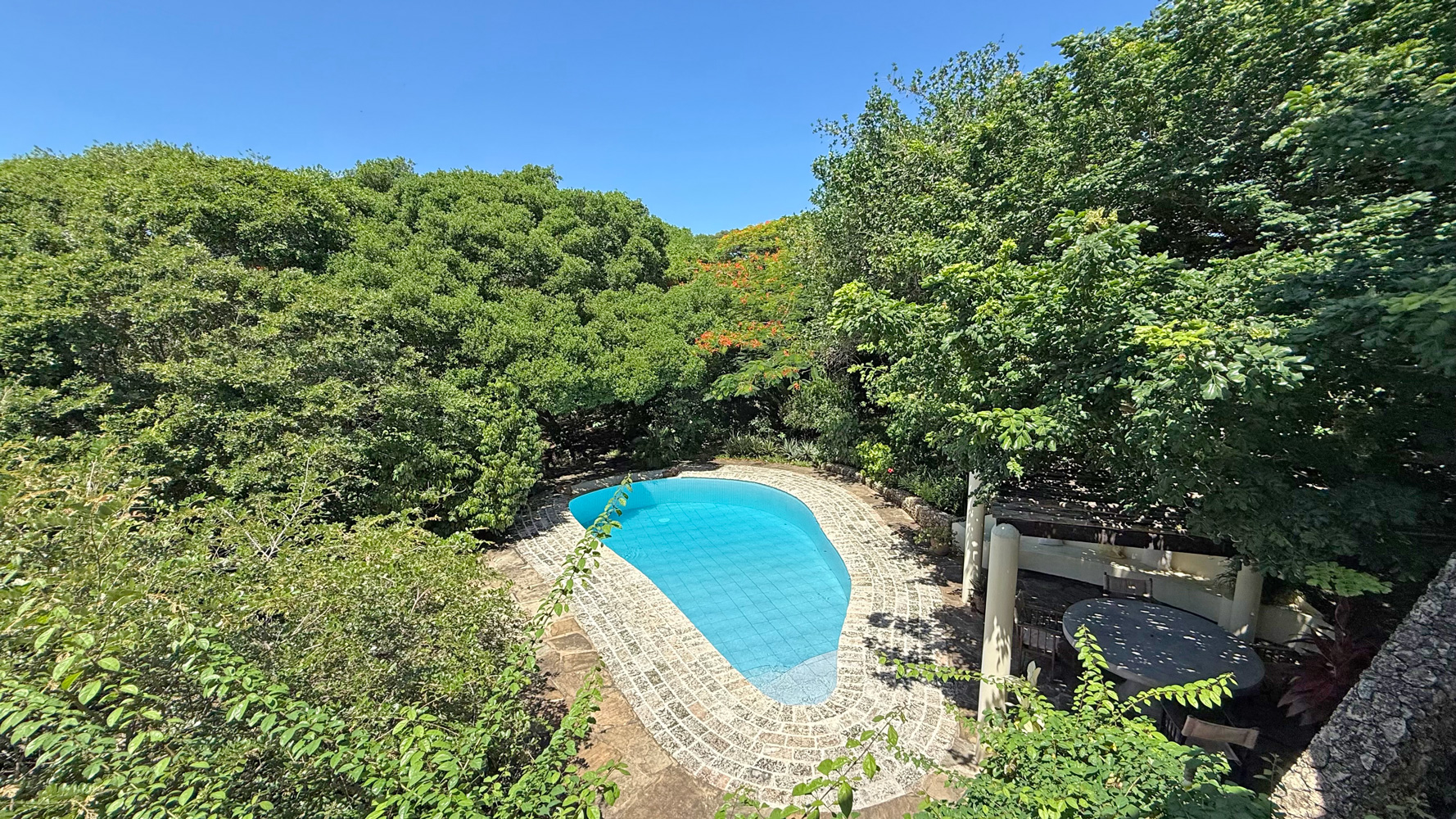 2nd row, 4 bedroom home close to public beach access road WATAMU SOUTH