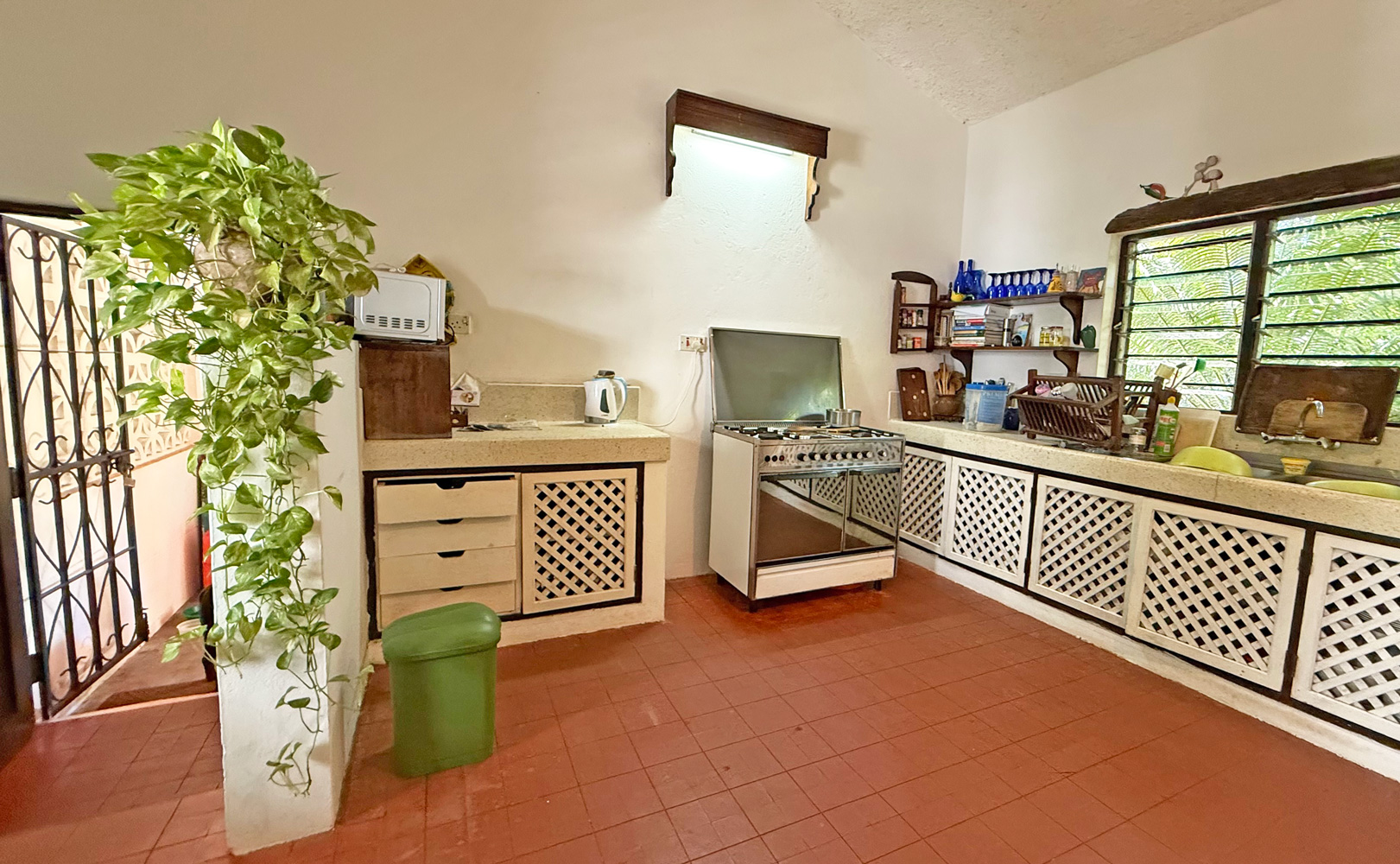 2nd row, 4 bedroom home close to public beach access road WATAMU SOUTH