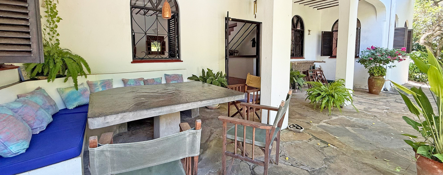 2nd row, 4 bedroom home close to public beach access road WATAMU SOUTH