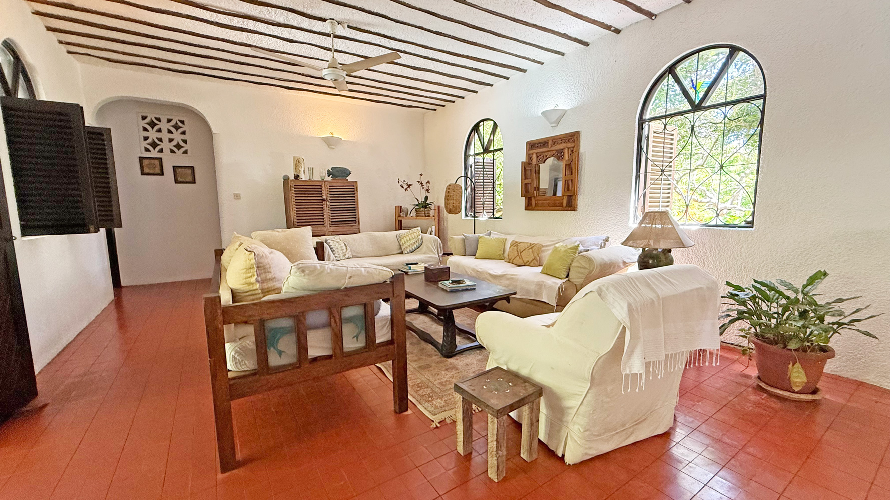 2nd row, 4 bedroom home close to public beach access road WATAMU SOUTH
