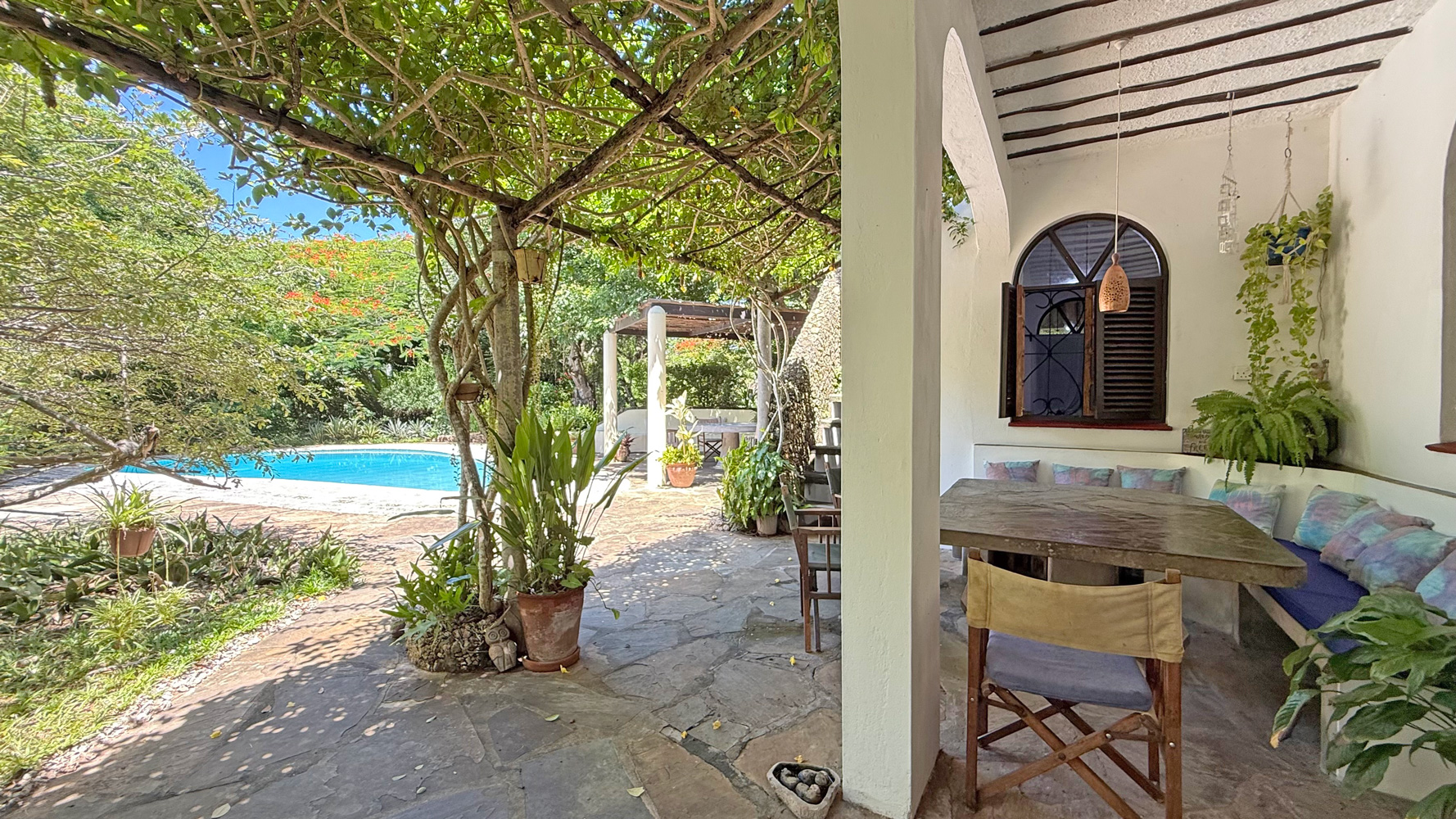 2nd row, 4 bedroom home close to public beach access road WATAMU SOUTH