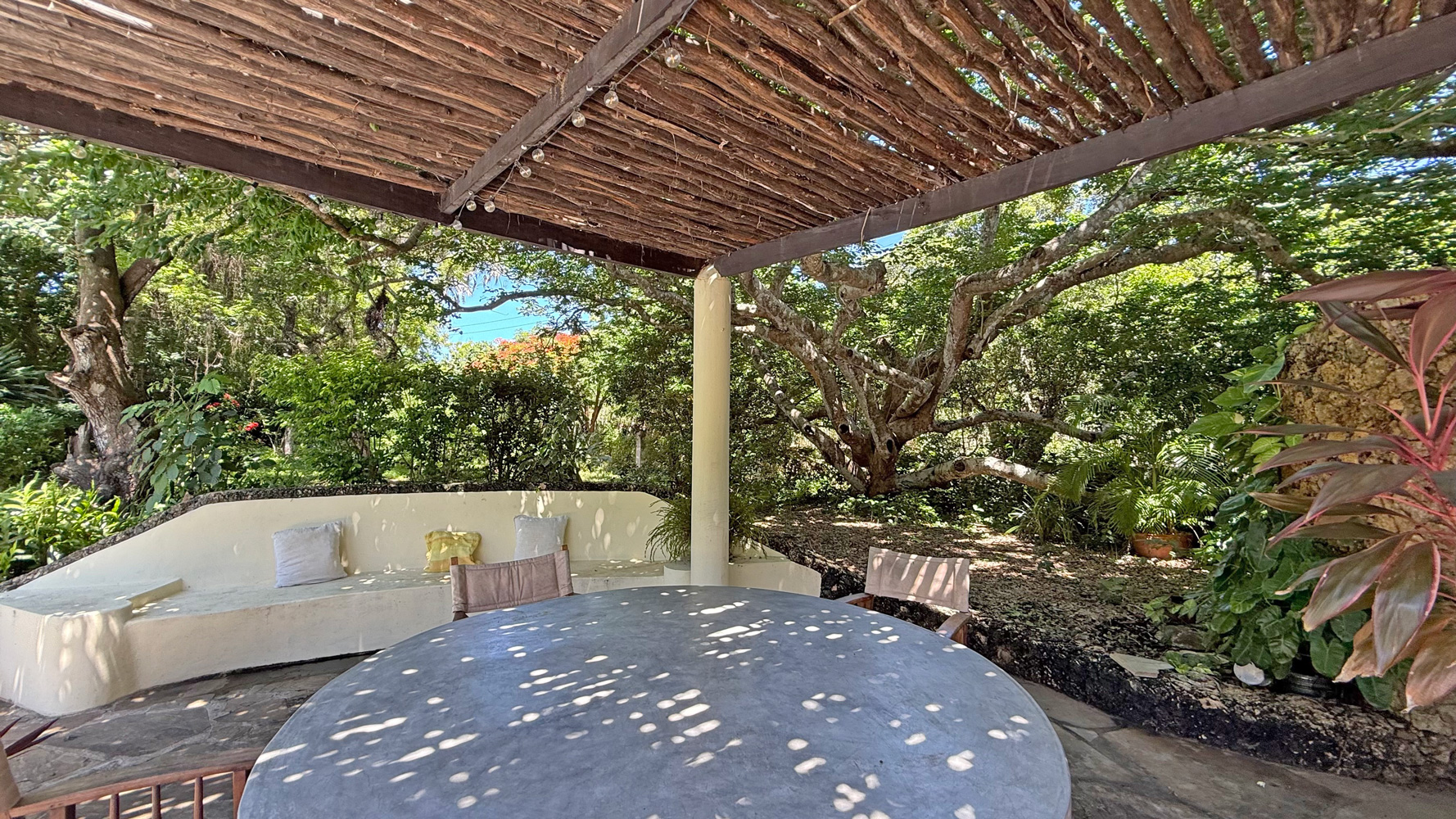 2nd row, 4 bedroom home close to public beach access road WATAMU SOUTH