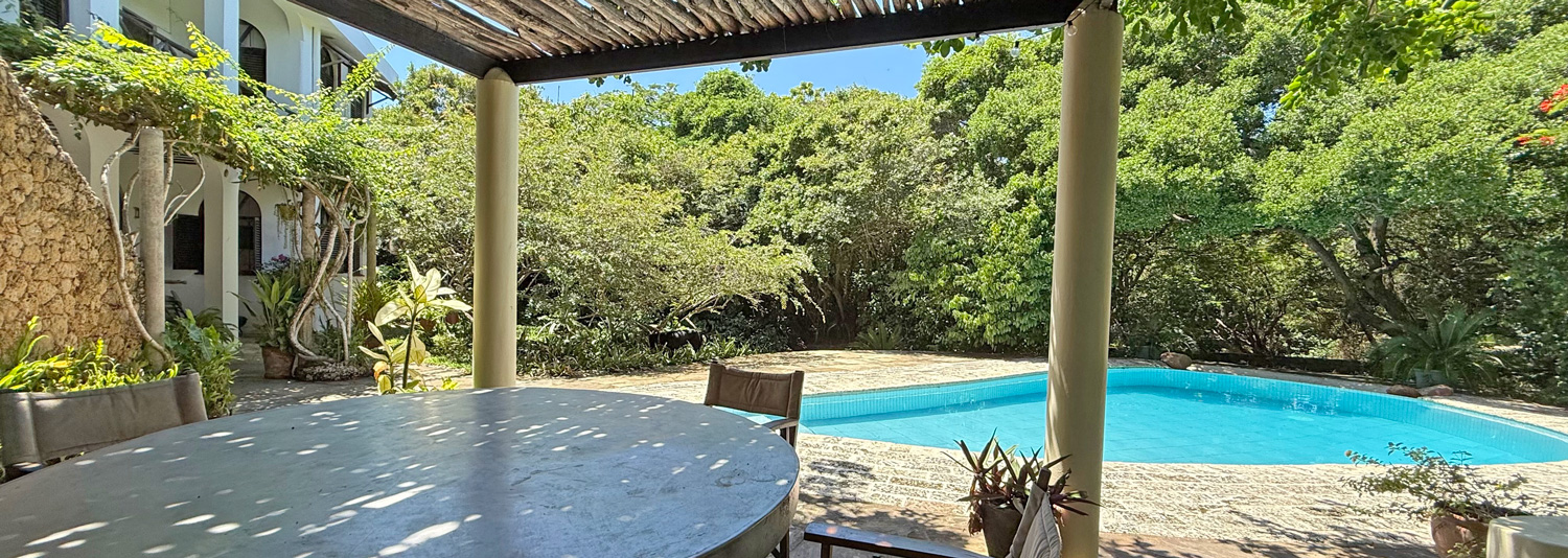 2nd row, 4 bedroom home close to public beach access road WATAMU SOUTH