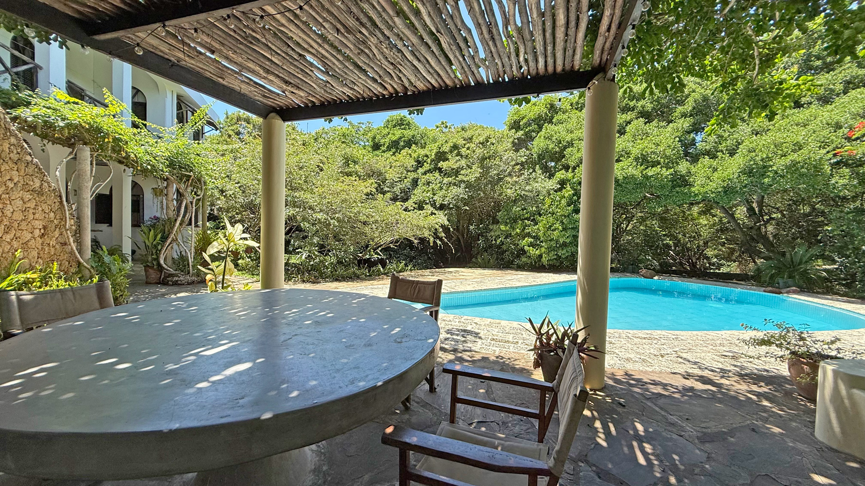 2nd row, 4 bedroom home close to public beach access road WATAMU SOUTH
