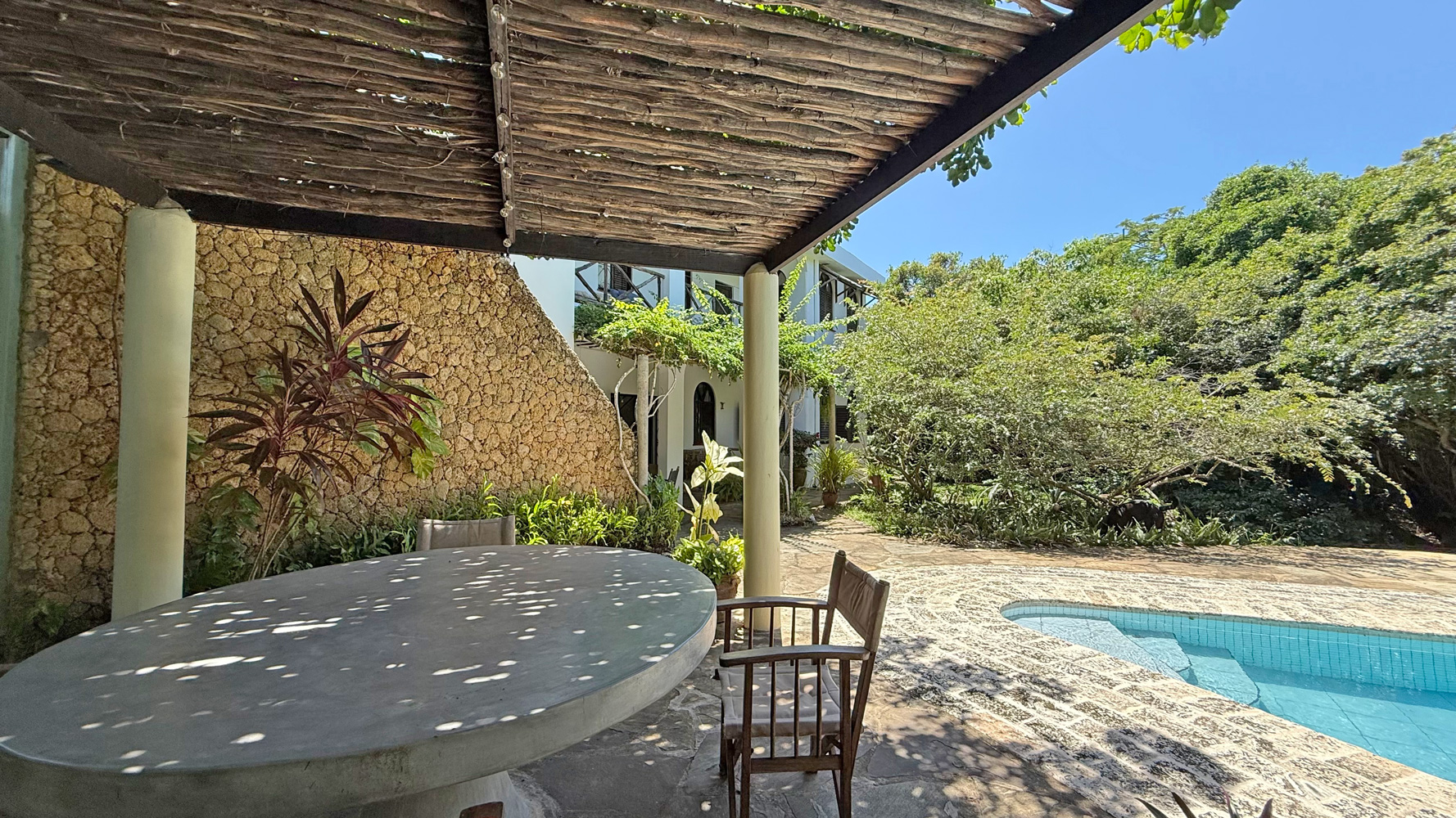 2nd row, 4 bedroom home close to public beach access road WATAMU SOUTH