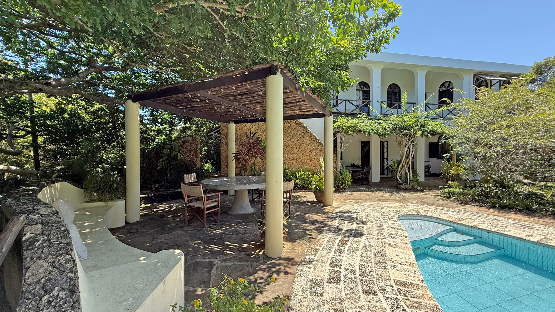 2nd row, 4 bedroom home close to public beach access road WATAMU SOUTH