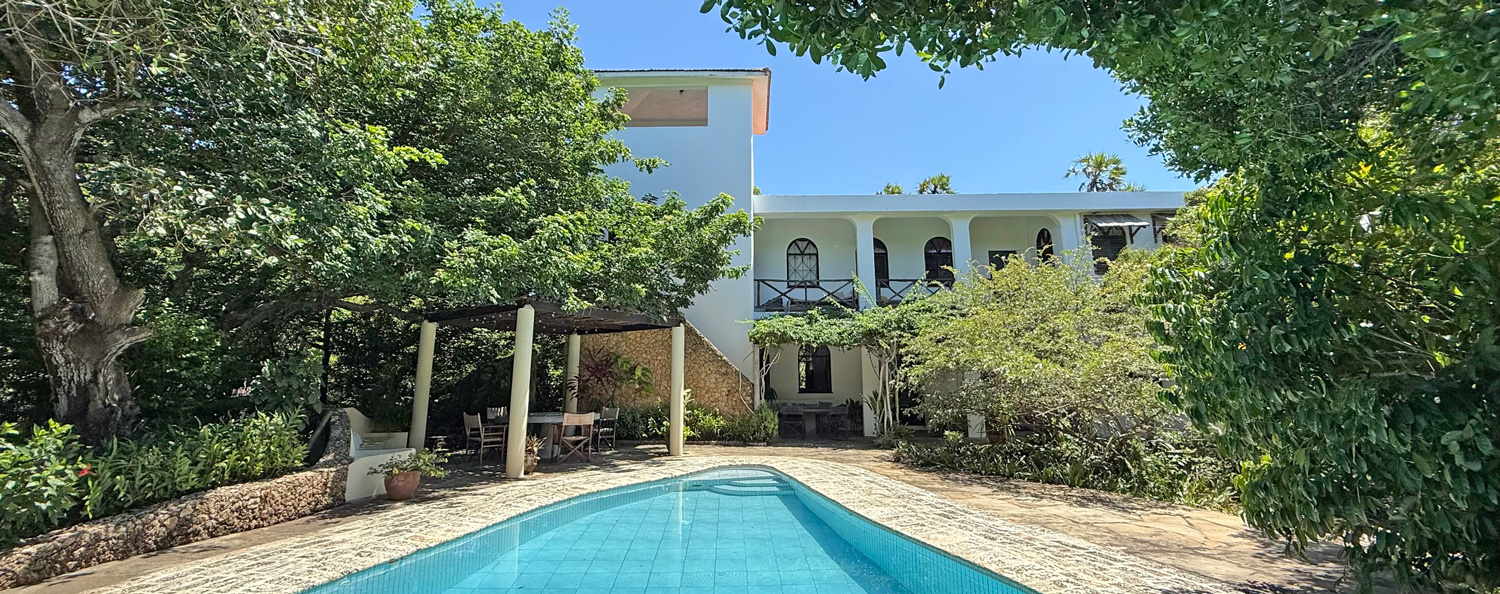 2nd row, 4 bedroom home close to public beach access road WATAMU SOUTH