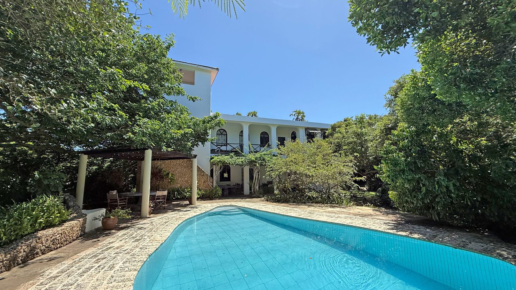 2nd row, 4 bedroom home close to public beach access road WATAMU SOUTH