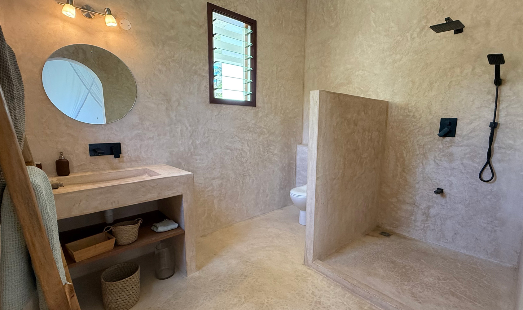 SPECTACULAR 4 BEDROOM VILLA IN DONGO KUNDU