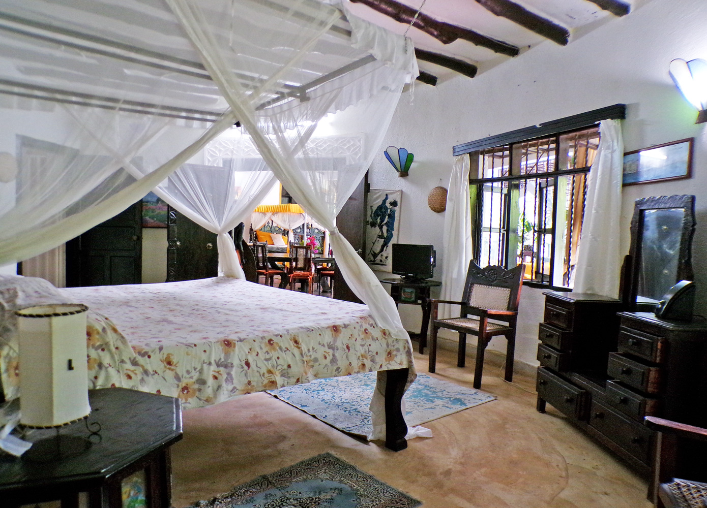 7/8 BEDROOM VILLa OFF CASUARINA ROAD