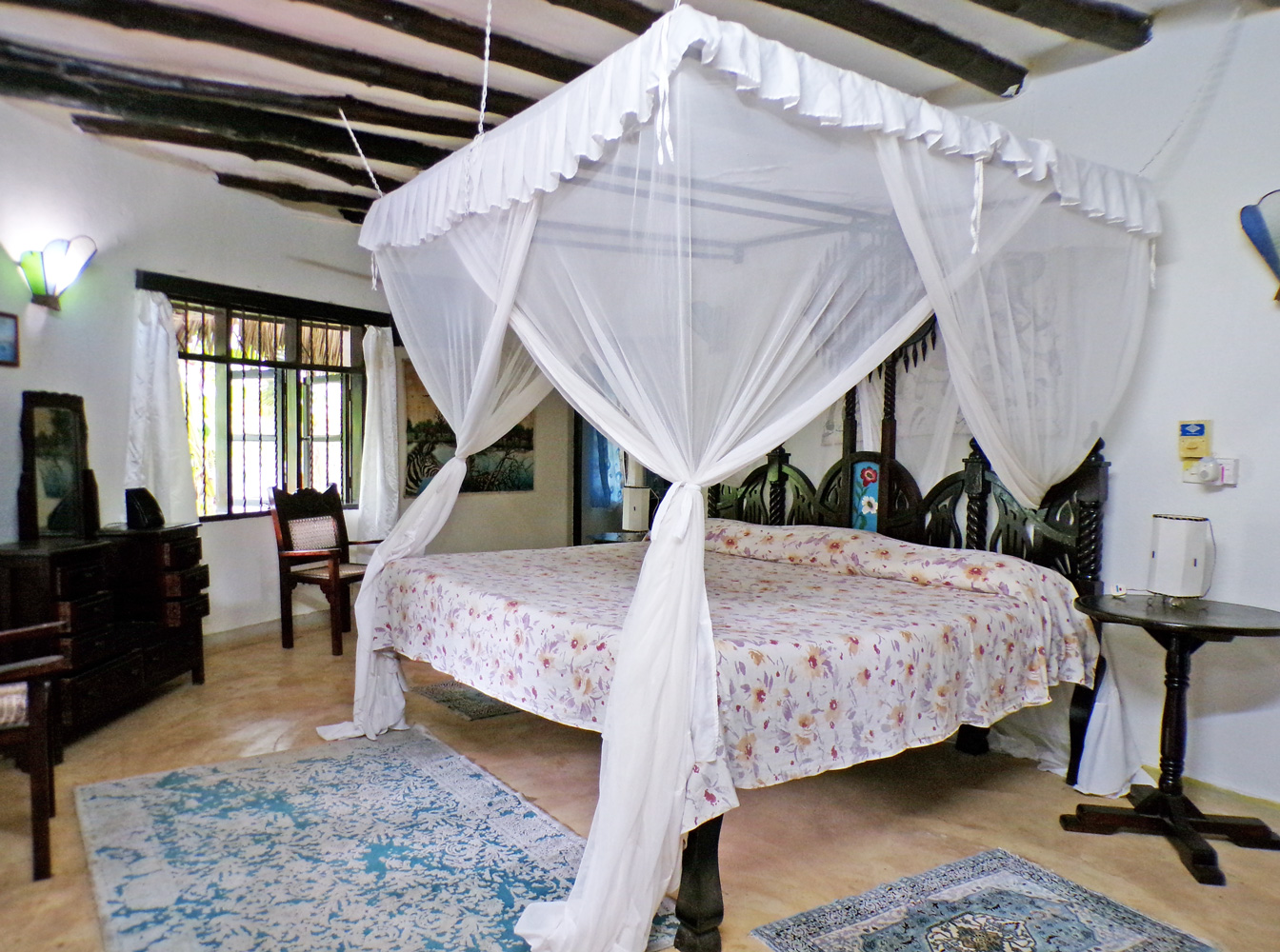 7/8 BEDROOM VILLa OFF CASUARINA ROAD