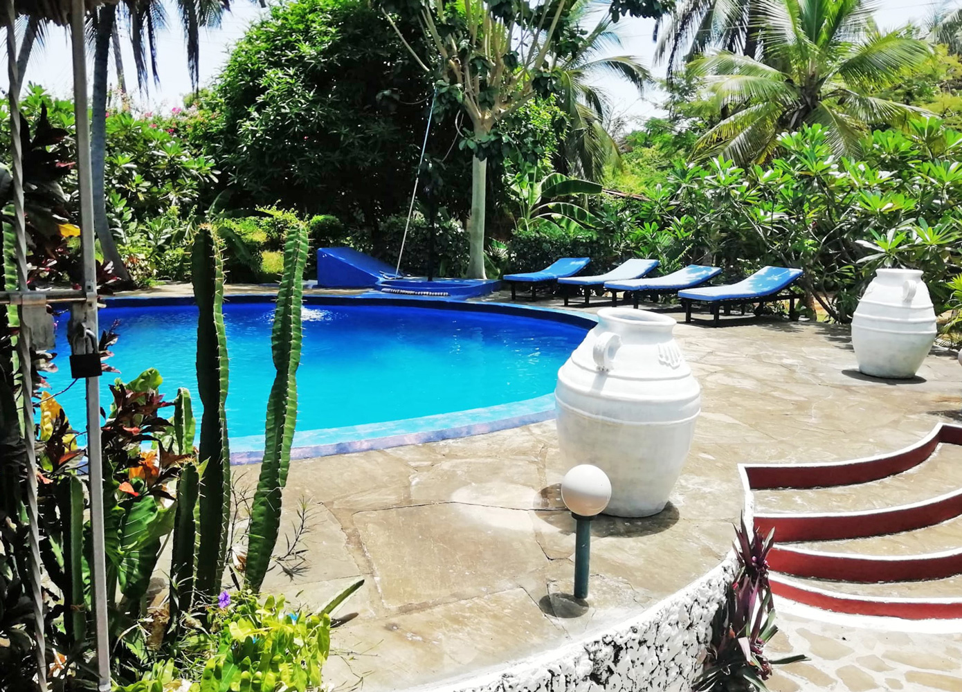7/8 BEDROOM VILLa OFF CASUARINA ROAD
