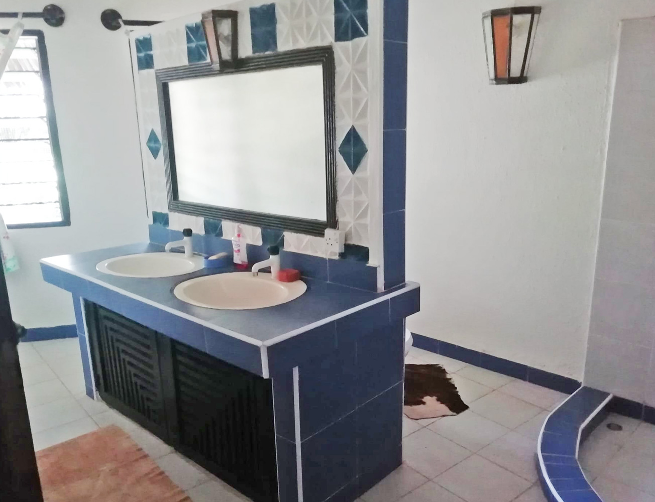 7/8 BEDROOM VILLa OFF CASUARINA ROAD