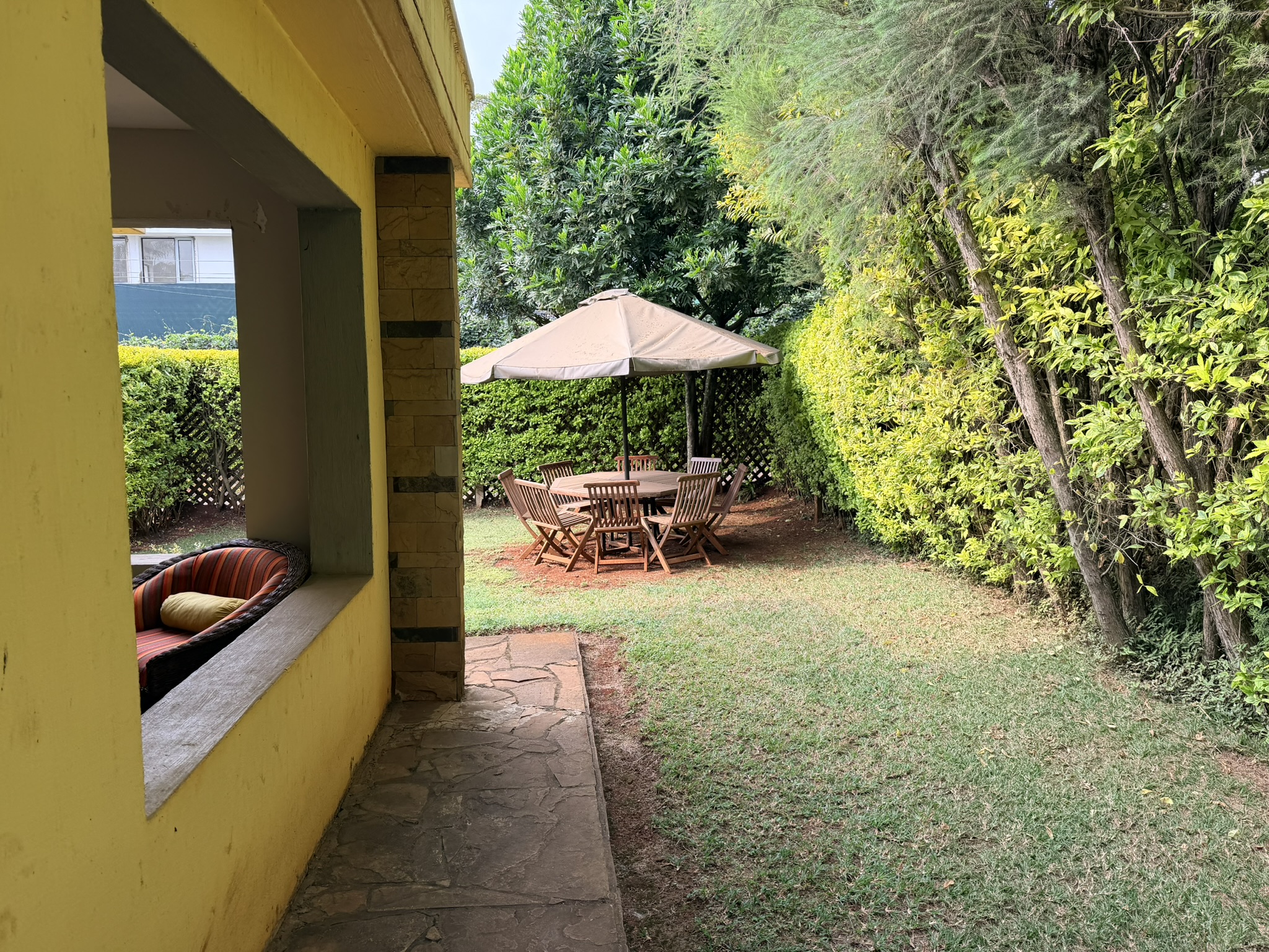 An cosy and compact GUESTHOUSE in Nyari to let